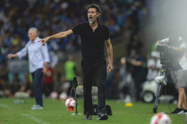 Domínguez alerta elenco do Galo: ‘Quem não correr, não vai jogar’