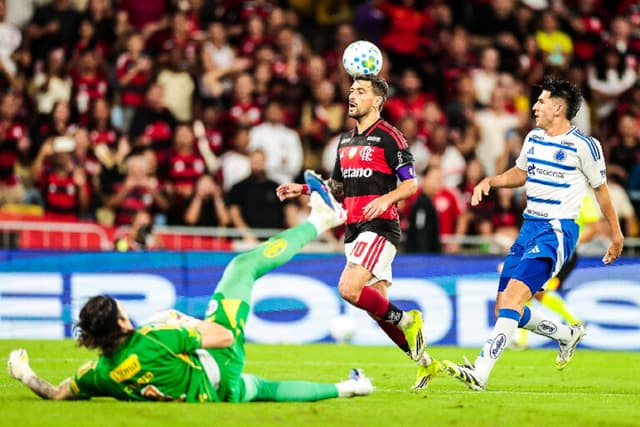 Flamengo aproveita erros do Cruzeiro e vence no Maracanã