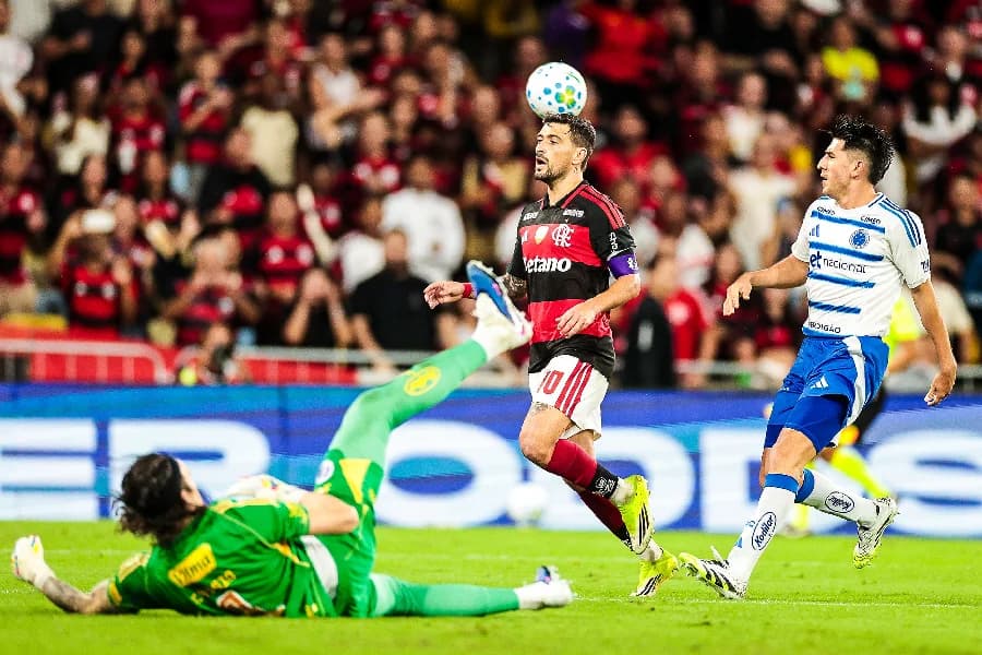 Flamengo aproveita erros do Cruzeiro e vence no Maracanã