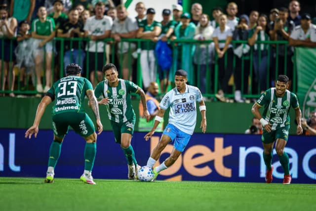 Grêmio e Chapecoense empatam em jogo com falhas no Brasileirão