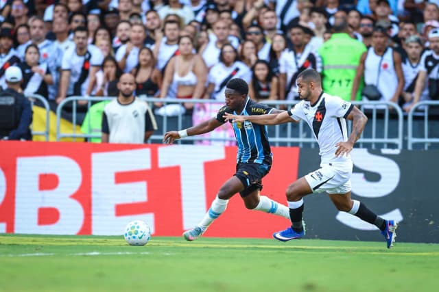 Léo Jardim brilha e Vasco castiga erros do Grêmio