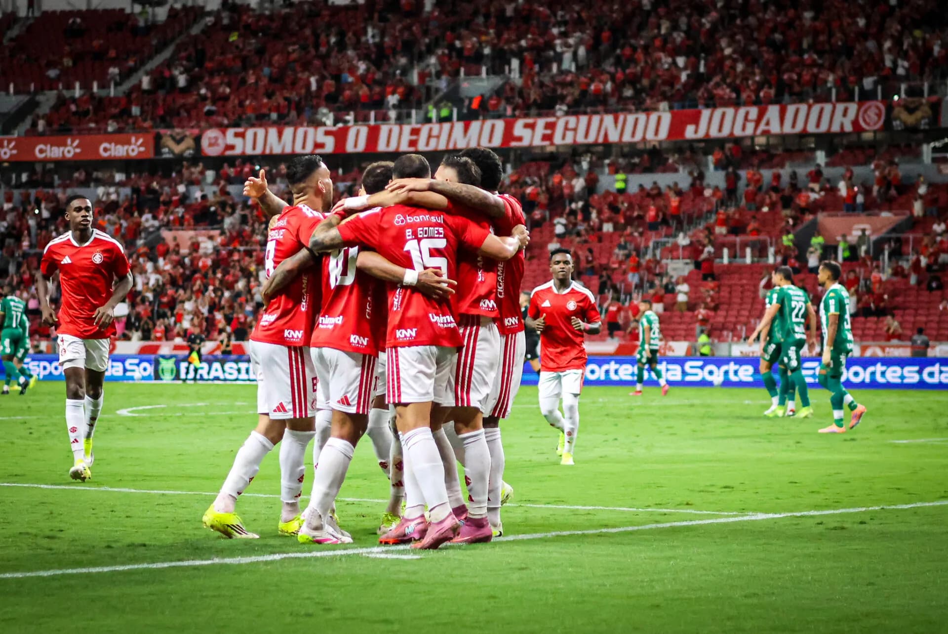 Inter vence Chapecoense no Beira-Rio e engata reação no Brasileirão
