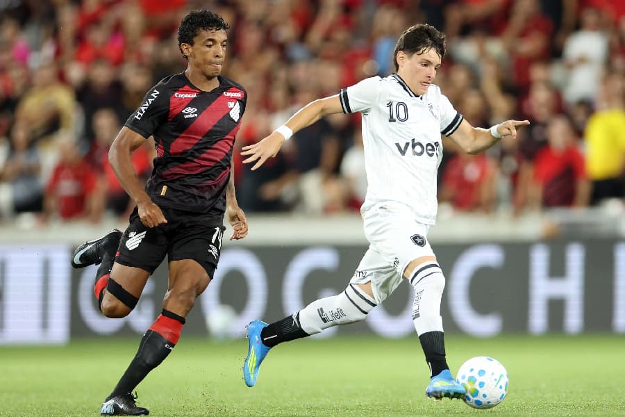 Athletico-PR goleia Botafogo e assume vice-liderança