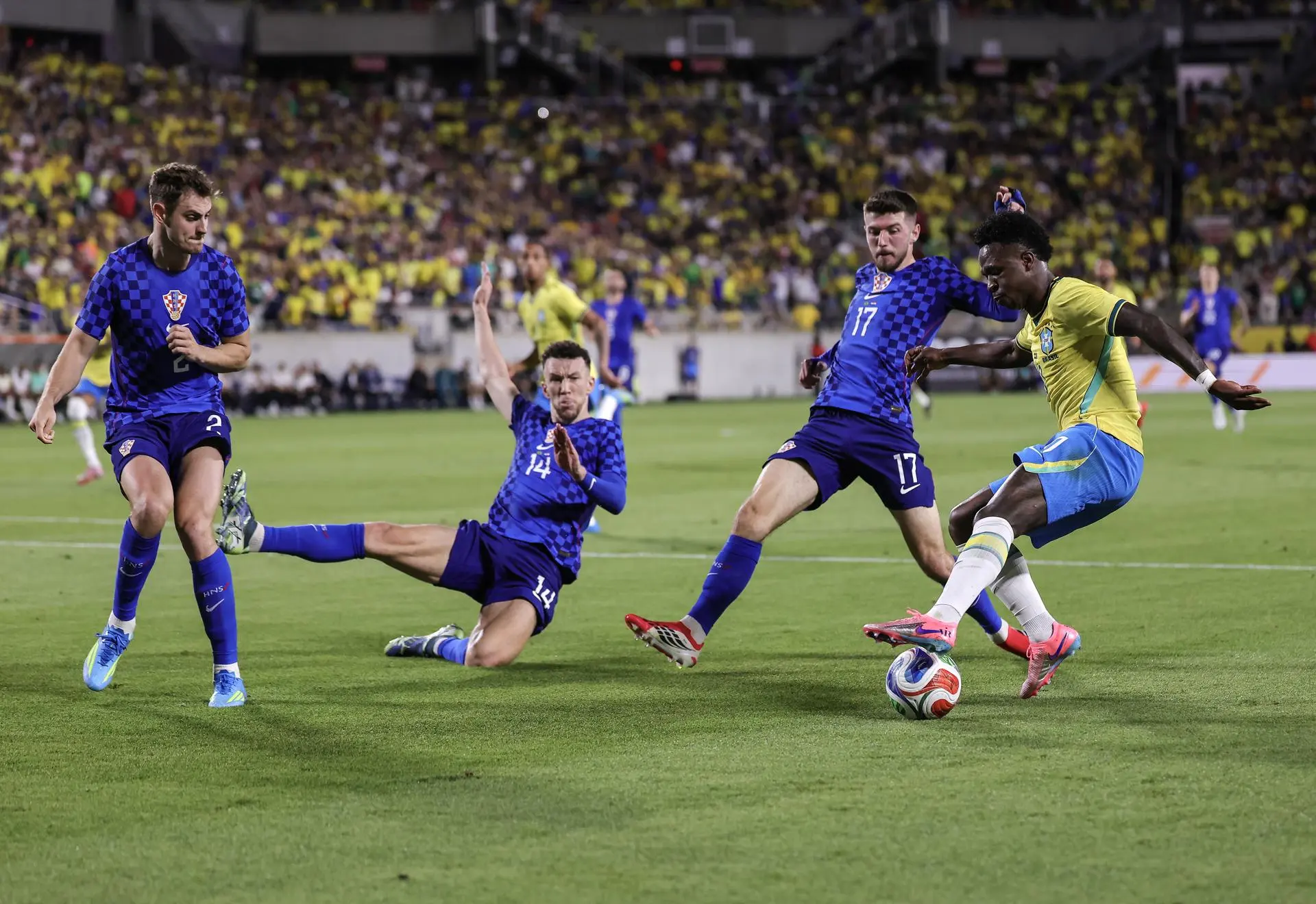 Brasil vence Croácia com gols no fim em último teste antes da convocação