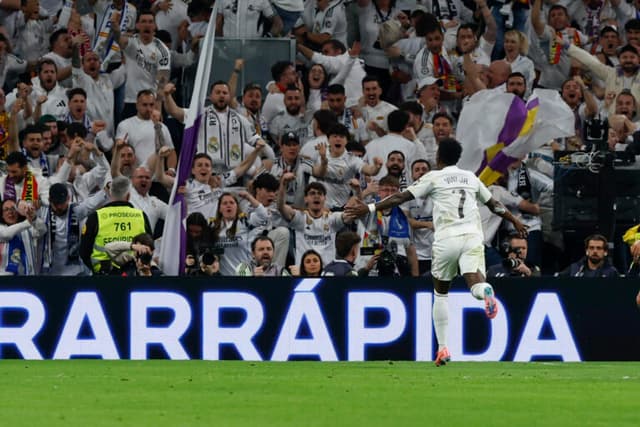Vini Jr. brilha, Real Madrid supera expulsão e vence clássico