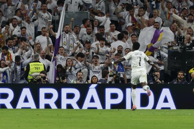 Vini Jr. brilha, Real Madrid supera expulsão e vence clássico
