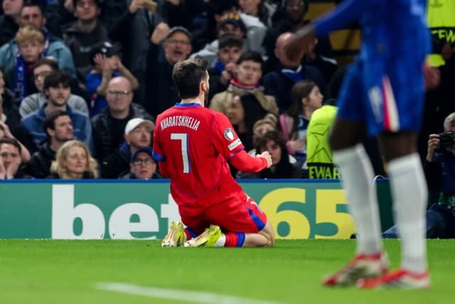 PSG castiga erros do Chelsea e constrói agregado histórico