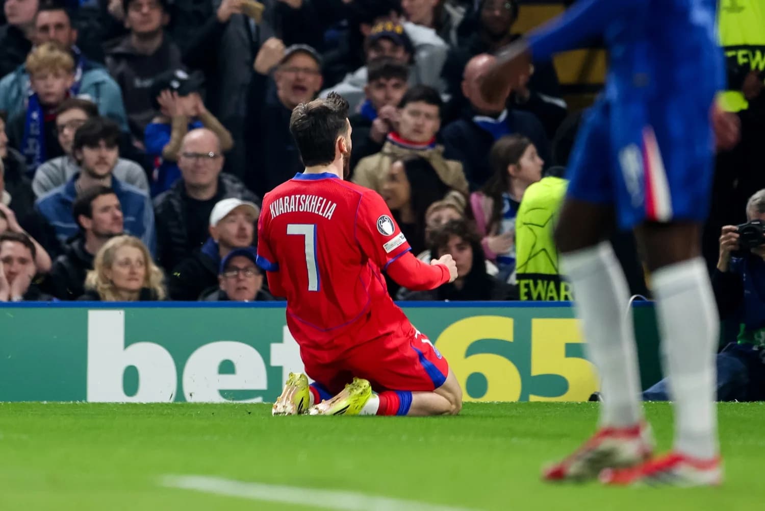 PSG castiga erros do Chelsea e constrói agregado histórico