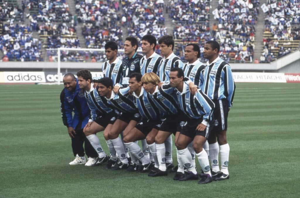 Time do Grêmio posado, campeão da Recopa Sul-Americana. Roger é o sexto (da esq. para a dir.) na fila de cima - Ricardo Alfieri/PLACAR