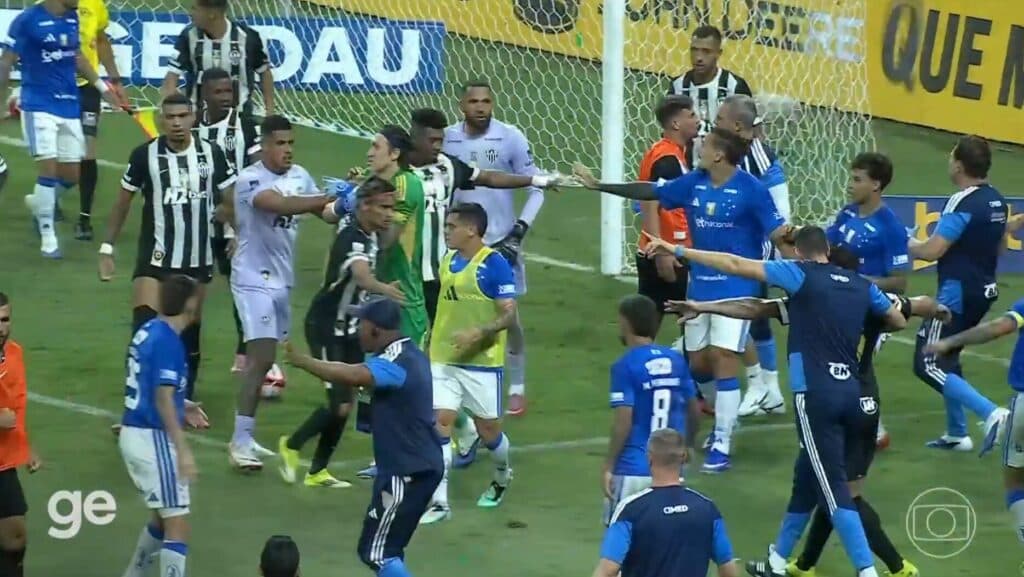Cruzeiro x Galo tem recorde histórico de expulsões após briga generalizada