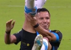 Marlon, do Grêmio, sofre lesão chocante; veja vídeo