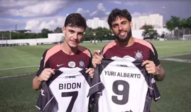 Jogadores do Corinthians ganham camisas personalizadas de surfe