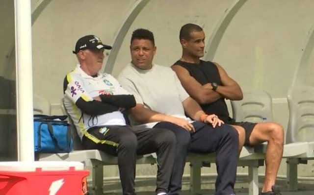 Ronaldo e Rivaldo visitam treino da seleção brasileira