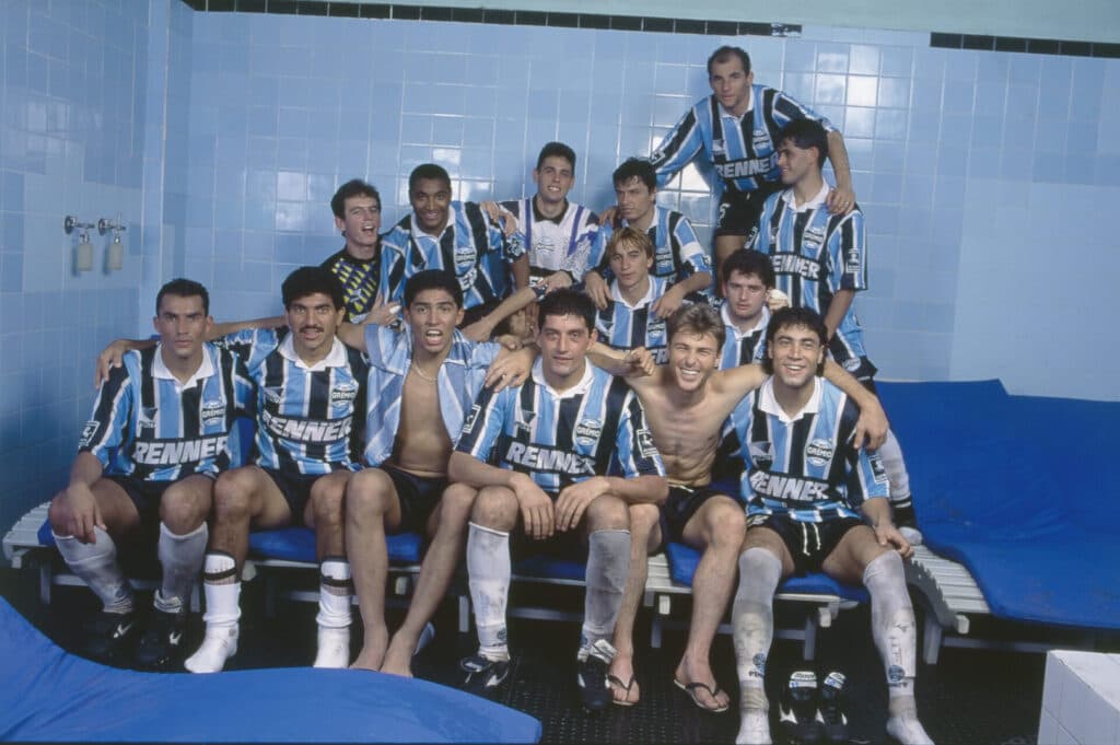 Grêmio em foto icônica de PLACAR na final da Libertadores de 1995. Roger é o segundo da fila de cima - Edison Vara/PLACAR