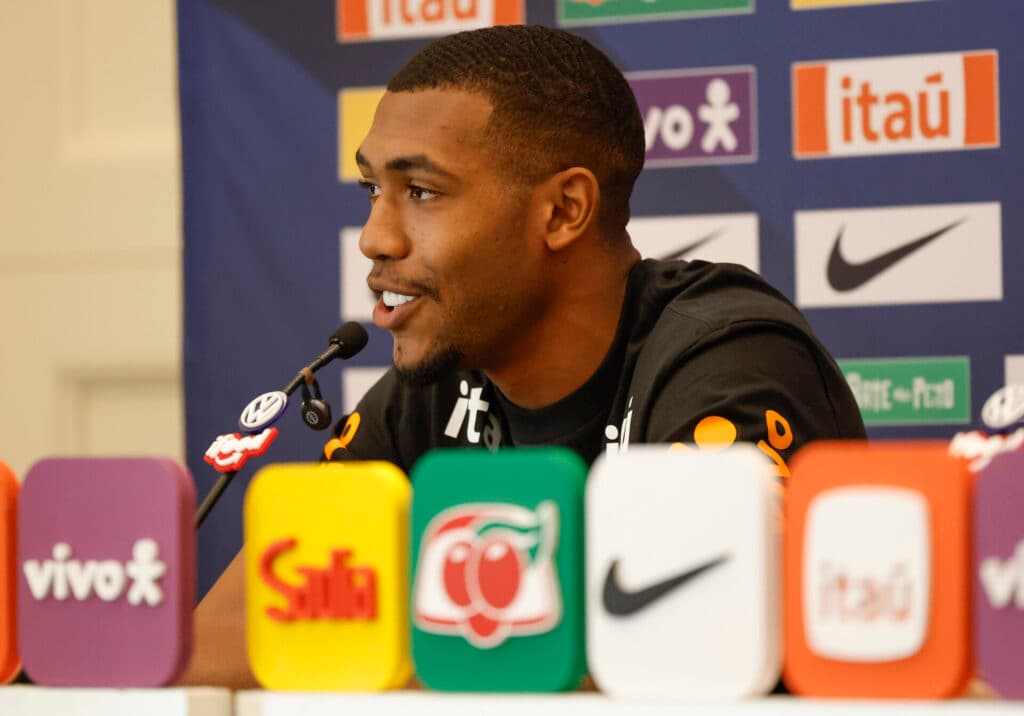 Rayan ‘explica’ estilo de jogo em primeira coletiva na seleção