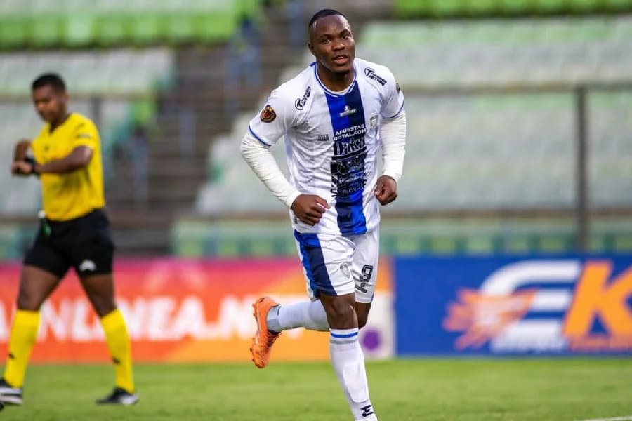 Jogador ex-Grêmio lidera artilharia de campeonato sul-americano