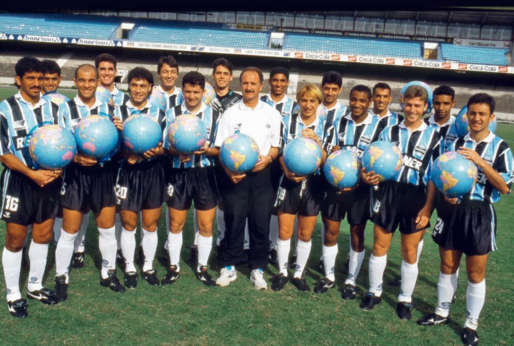 Luiz Felipe Scolari, técnico do Grêmio, posa ao lado de seus jogadores após o título da Copa Libertadores da América de 1995. Roger é o terceiro da fila de baixo, da direita para a esquerda - Edison Vara/PLACAR
