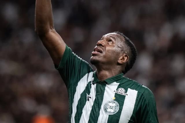 Jacy, do Coritiba, leva bolada e é levado para hospital