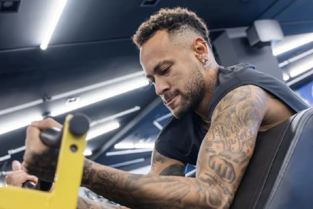Neymar mantém rotina de treinos durante folga do Santos
