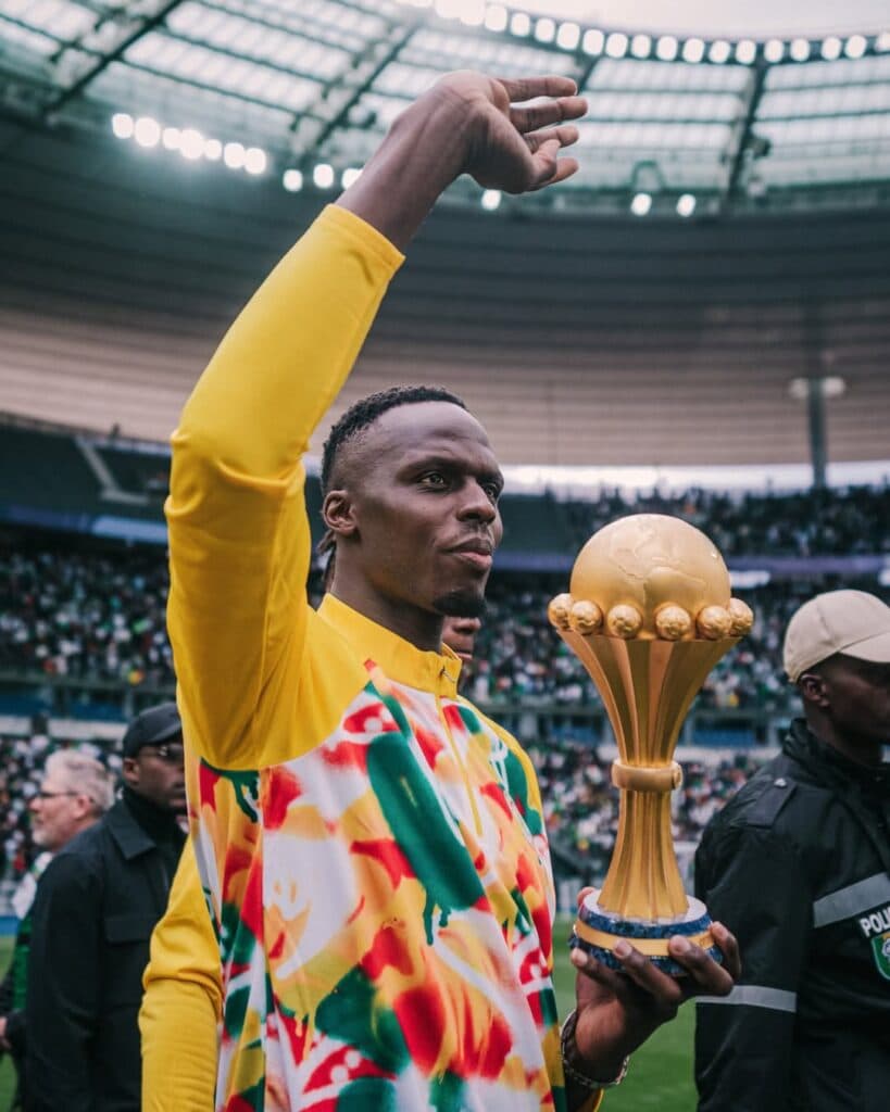 O capitão Kalidou Koulibaly e o goleiro Edouard Mendy lideraram a equipe em uma volta olímpica