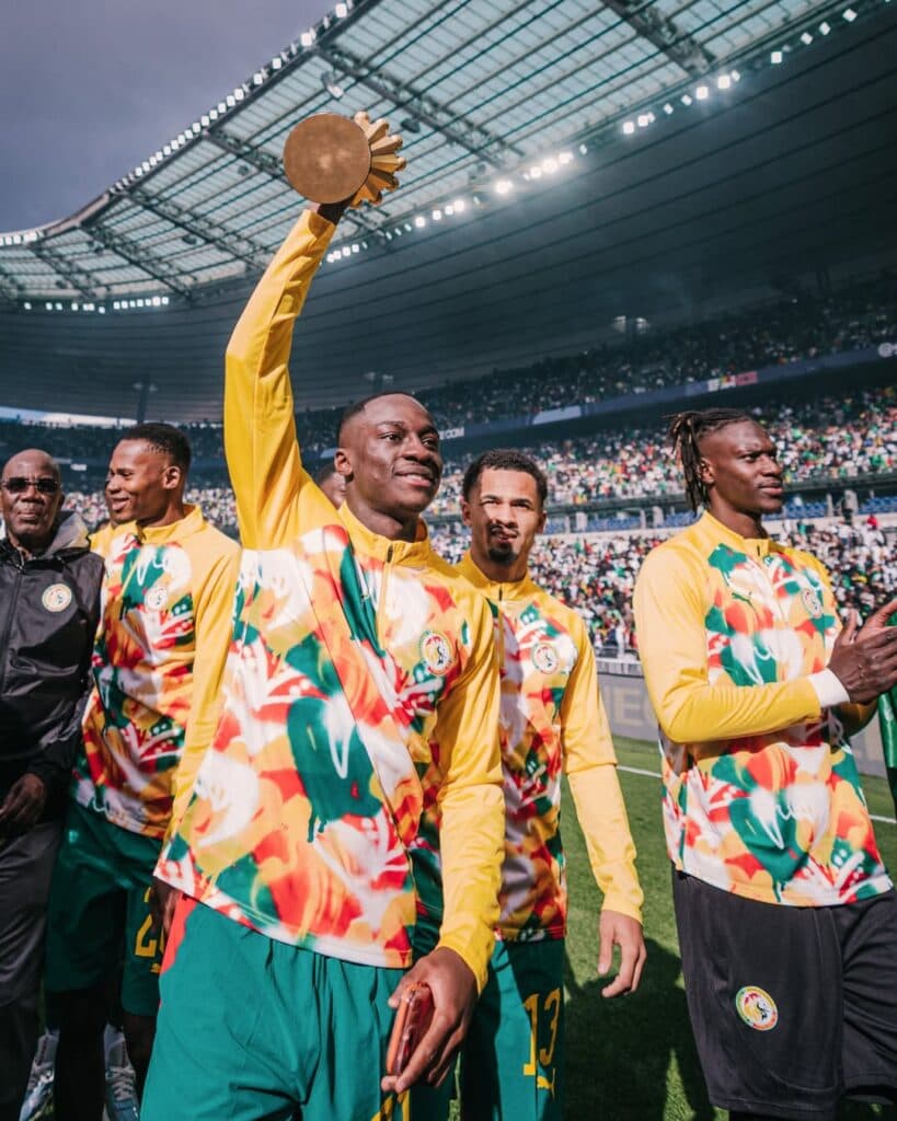os jogadores exibiram o troféu da Copa Africana de Nações - Divulgação