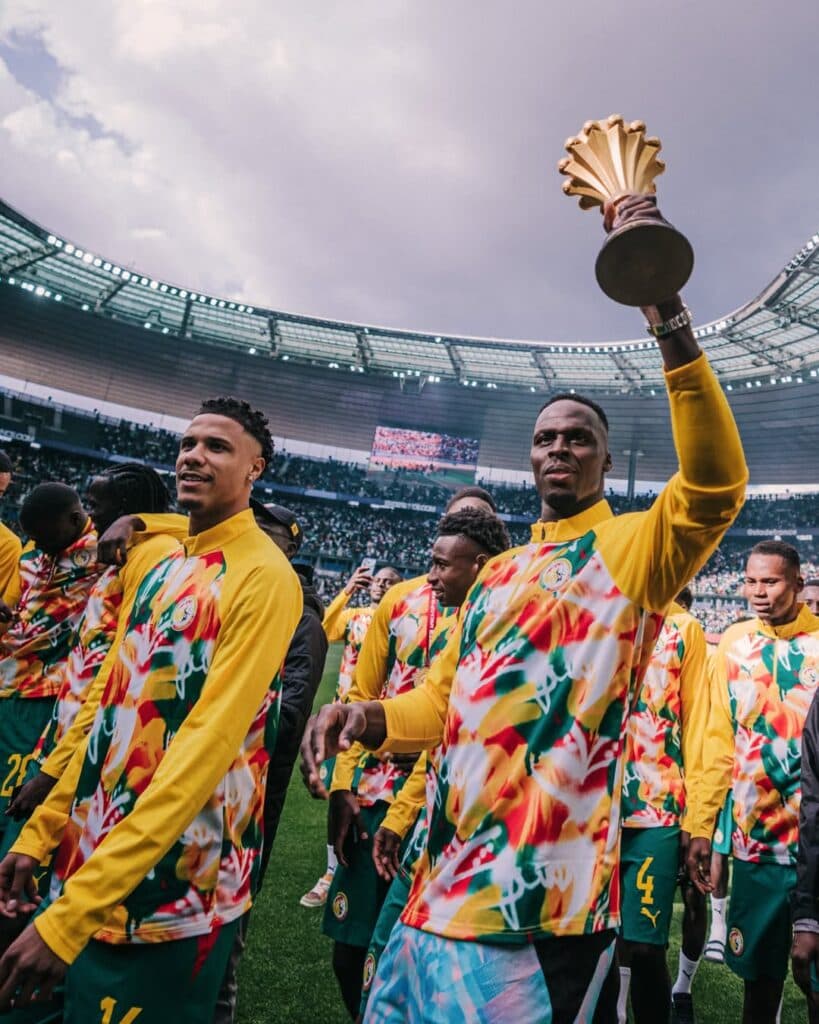 O capitão Kalidou Koulibaly e o goleiro Edouard Mendy lideraram a equipe em uma volta olímpica
