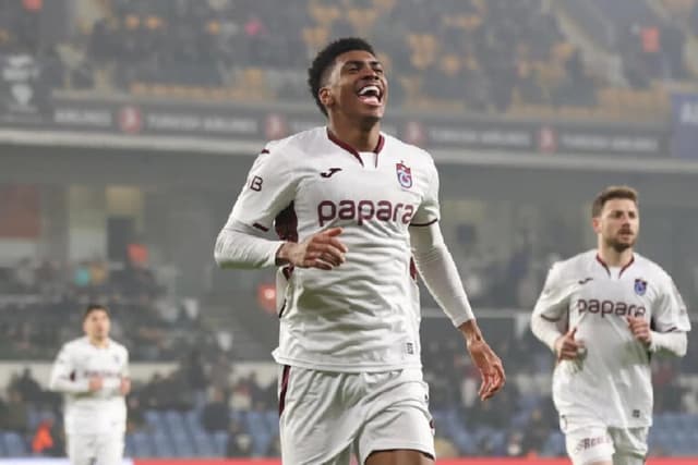 Ex-Corinthians decide e vira destaque no futebol da Turquia