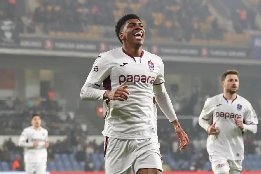 Ex-Corinthians decide e vira destaque no futebol da Turquia