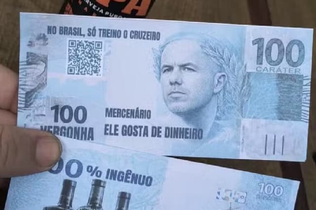 Cruzeirenses protestam com notas falsas de Leonardo Jardim: ‘100 caráter’