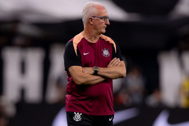 Dorival fala de pênalti não marcado contra o Flamengo: ‘absurdo’