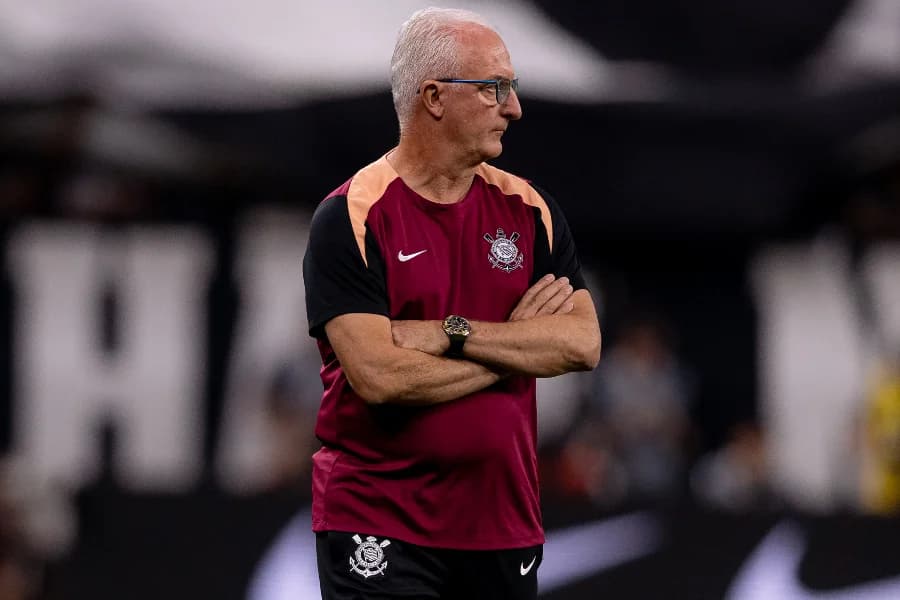 Dorival fala de pênalti não marcado contra o Flamengo: ‘absurdo’