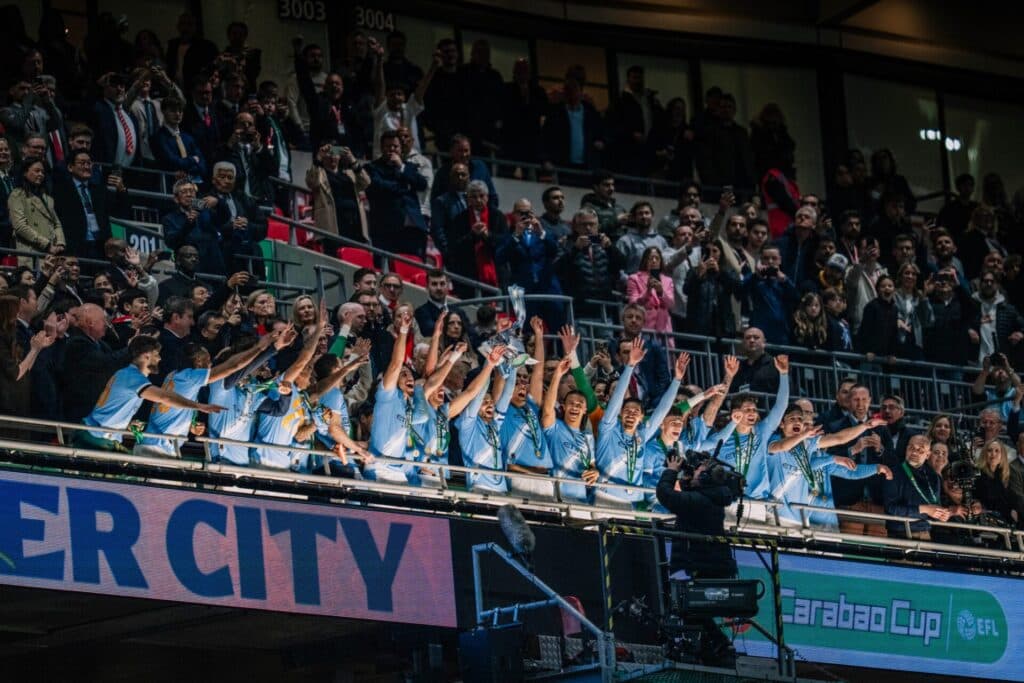 Com herói improvável, City bate Arsenal e é campeão da Copa da Liga Inglesa