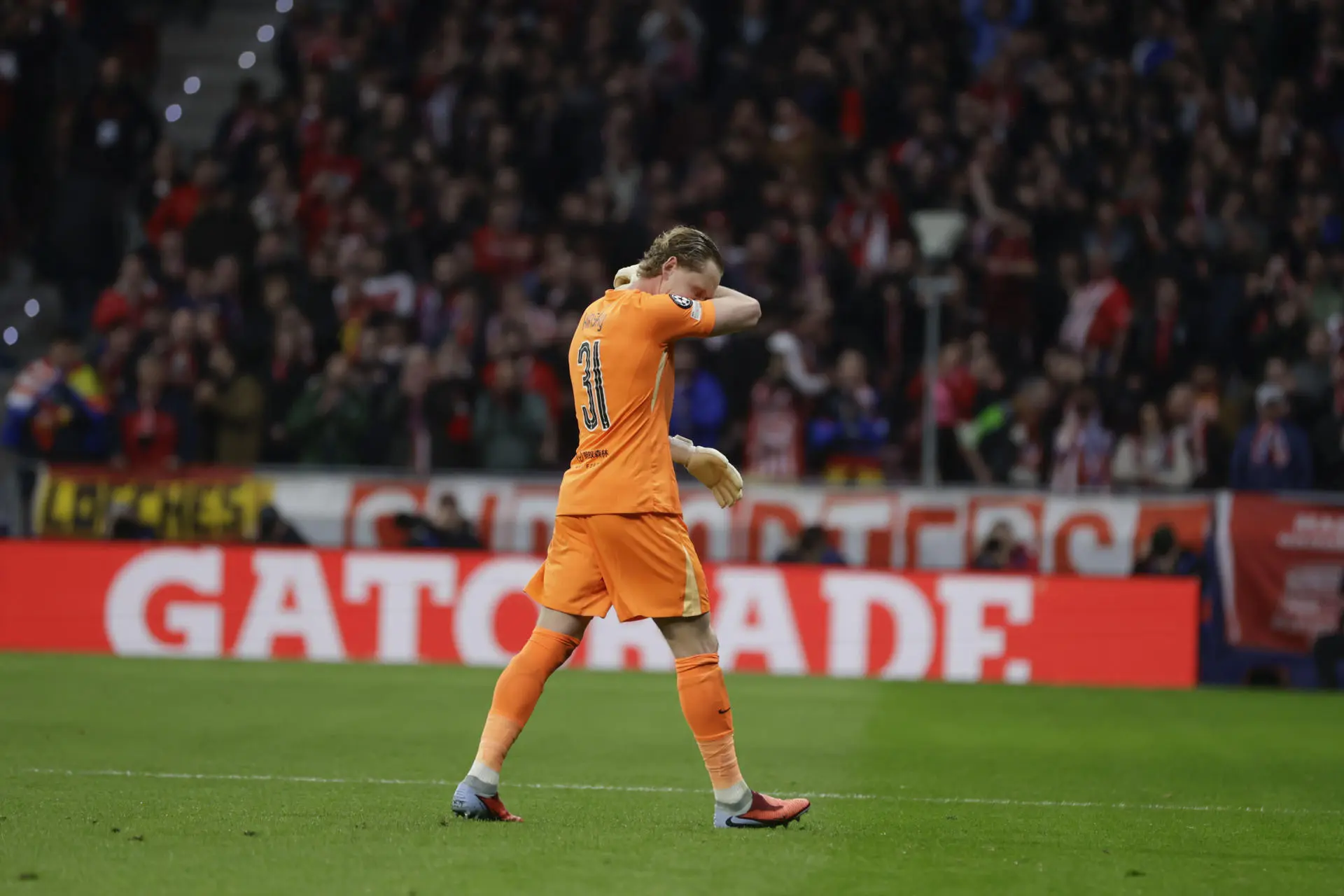 Goleiro do Tottenham substituído aos 16 minutos recebe apoio e explicações
