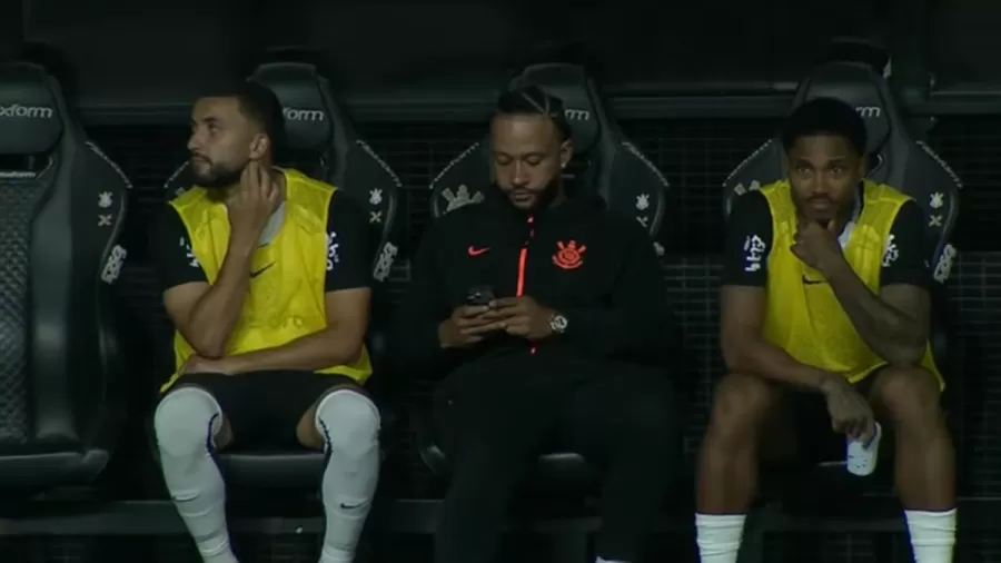 Memphis Depay é denunciado no STJD por uso de celular