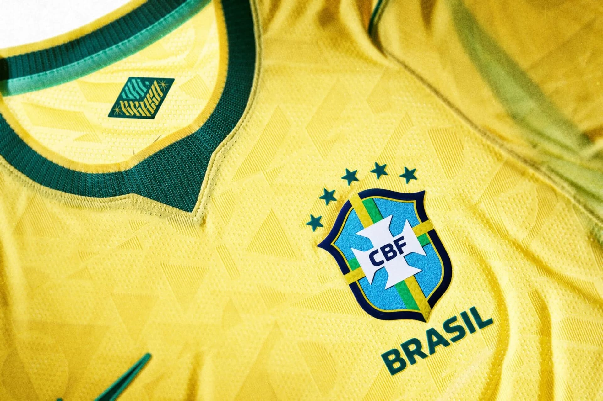Seleção brasileira lança uniforme principal para Copa do Mundo; veja fotos