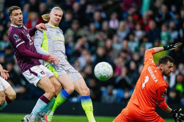 Manchester City vence, assume liderança e rebaixa o Burnley