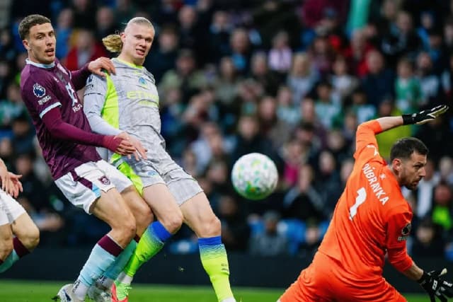 Manchester City vence, assume liderança e rebaixa o Burnley