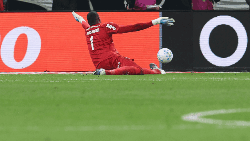 Corinthians promete punição a torcedor por racismo contra Carlos Miguel