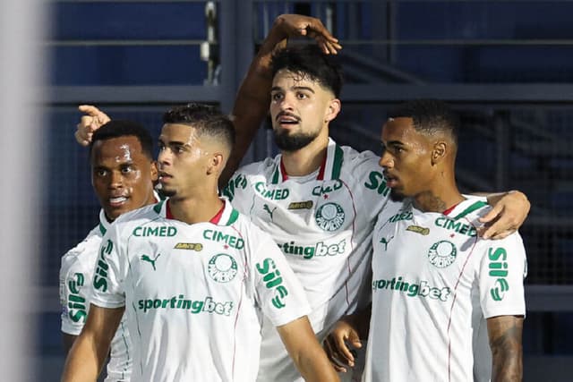Carlos Miguel brilha, Palmeiras supera Bragantino e dispara na liderança