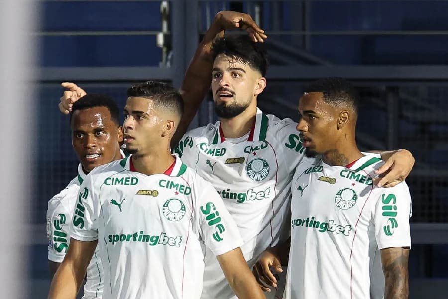 Carlos Miguel brilha, Palmeiras supera Bragantino e dispara na liderança