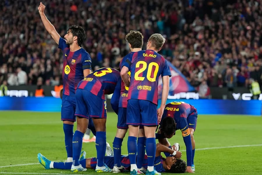 Yamal marca para Barcelona, mas deixa campo lesionado