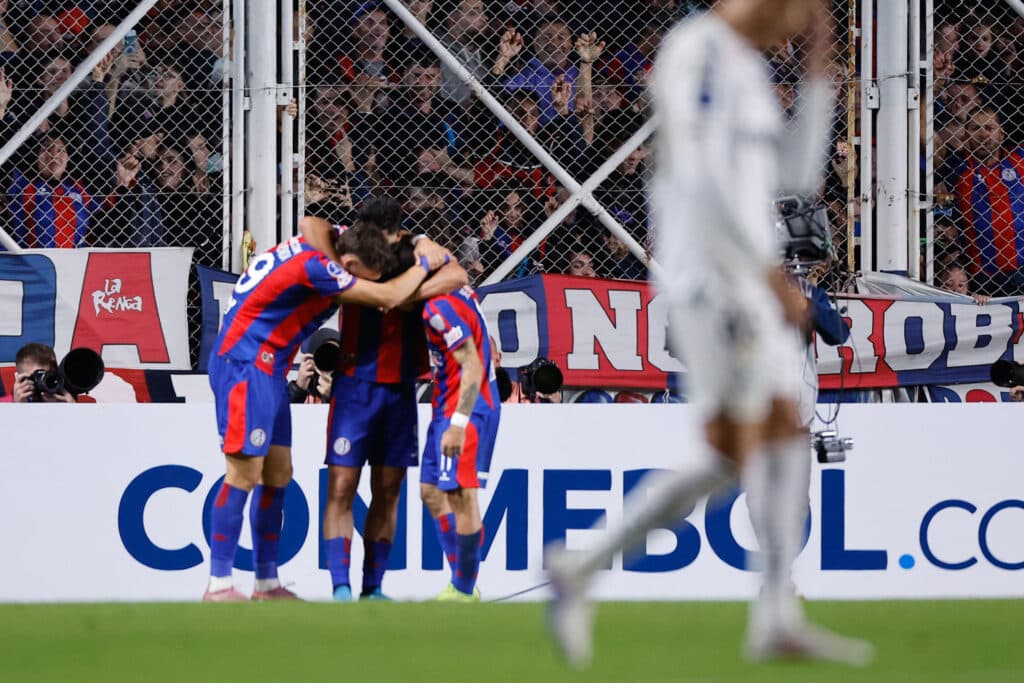 Torcedor do San Lorenzo é flagrado fazendo gestos racistas contra Santos