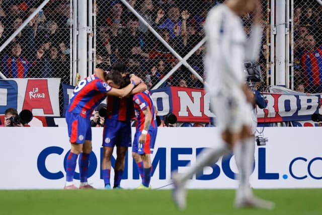Torcedor do San Lorenzo é flagrado fazendo gestos racistas contra Santos
