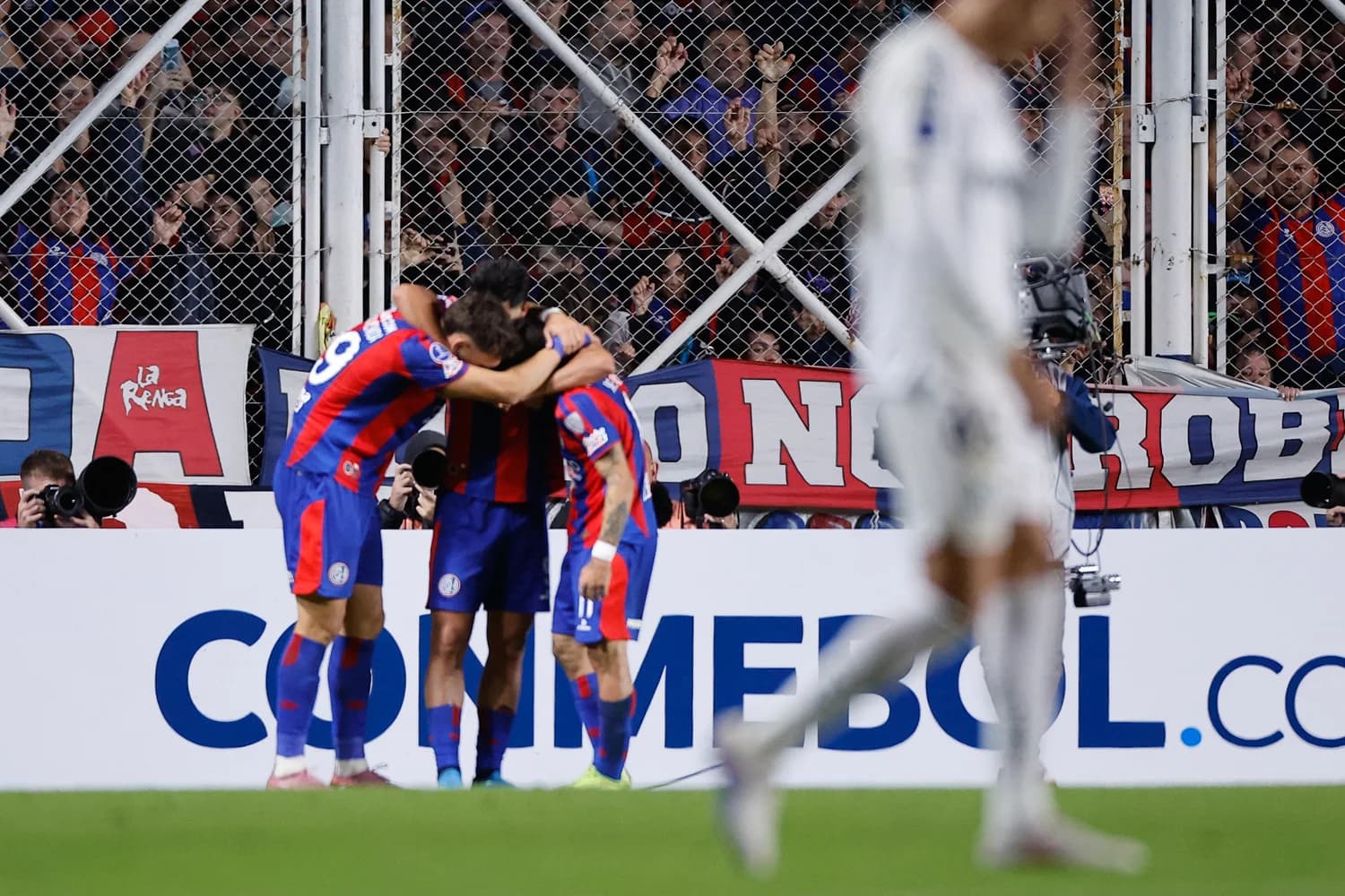 Torcedor do San Lorenzo é flagrado fazendo gestos racistas contra Santos