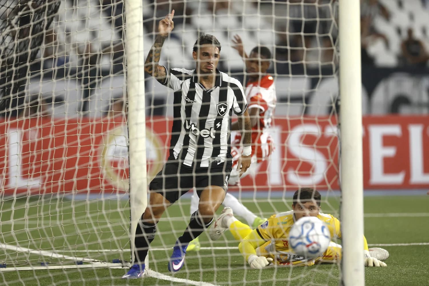 Botafogo atropela Independiente Petrolero pela Sula