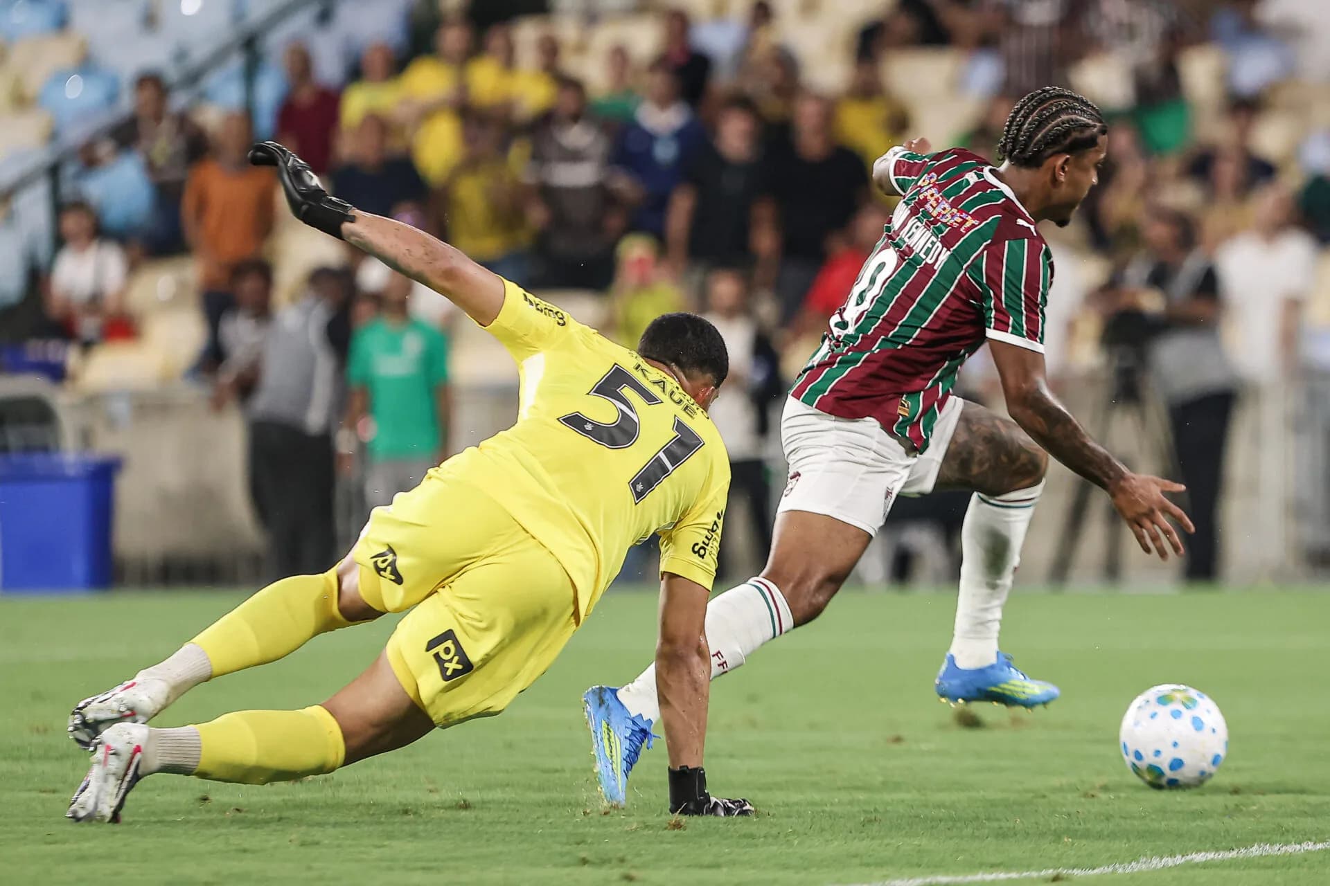 Fluminense domina Corinthians e vence para encostar na liderança