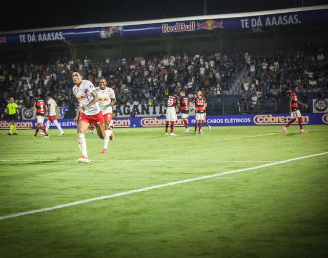 Bragantino domina Flamengo, vence por 3 a 0 e espanta má fase