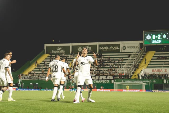 Atlético-MG goleia Chapecoense e agrava crise na Arena Condá