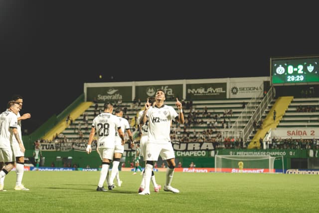 Atlético-MG goleia Chapecoense e agrava crise na Arena Condá