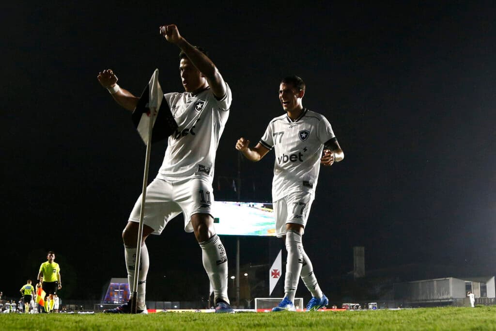 Com golaço de Matheus Martins, Botafogo vence Vasco de virada